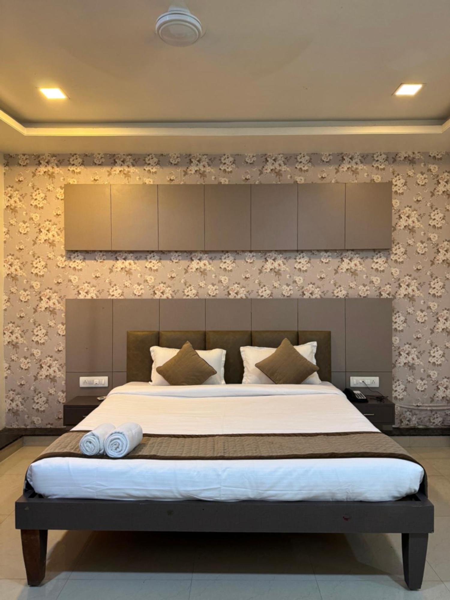 Hotel Shagun Farm Rāipur Eksteriør bilde